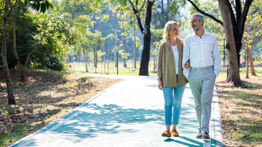 Personas adultas disfrutando de un estilo de vida activo al aire libre